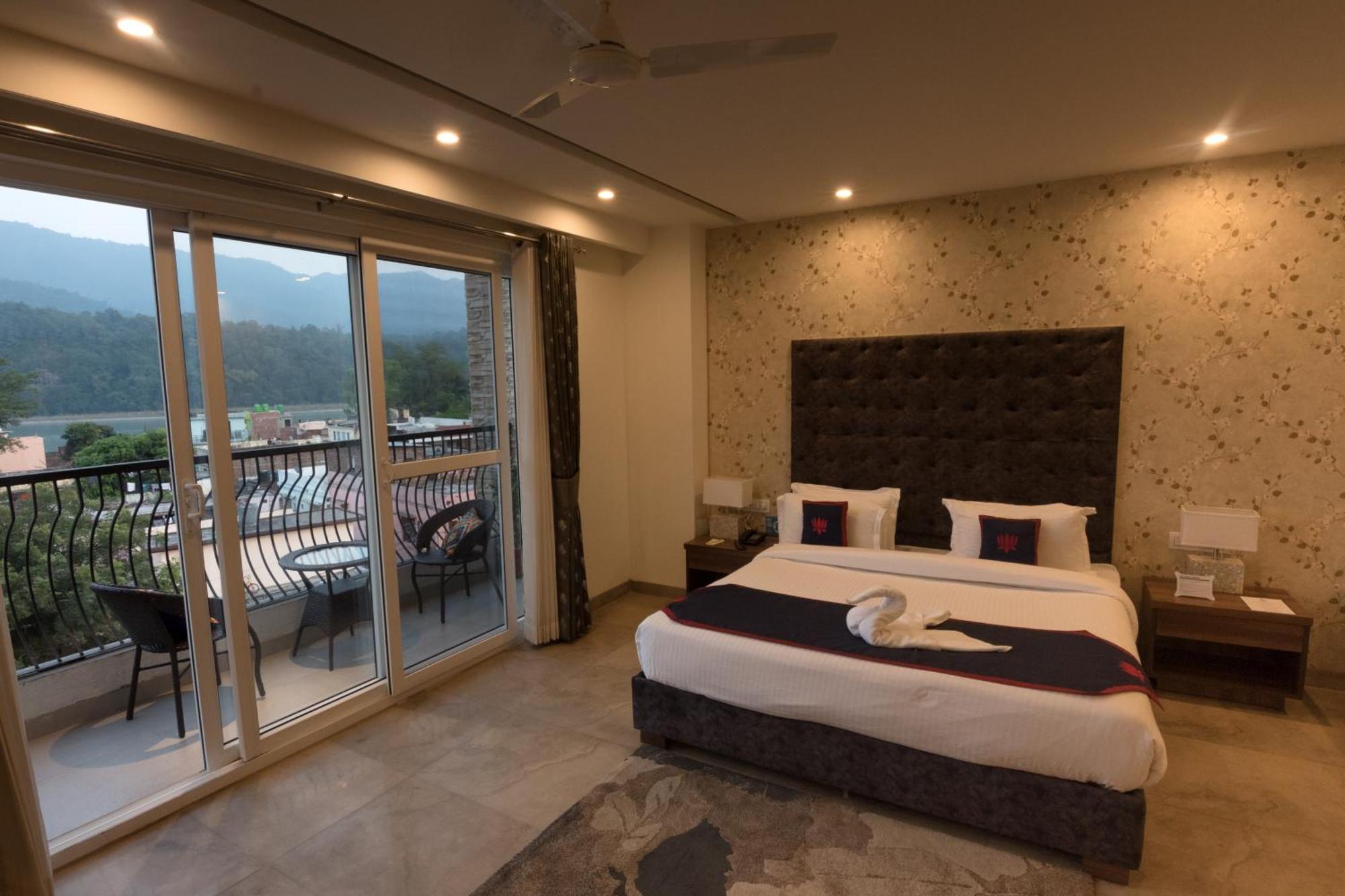 Holywater Hotel By Ganga Kinare #150 Mts From Ganga Ghat Rishikesh Exterior photo